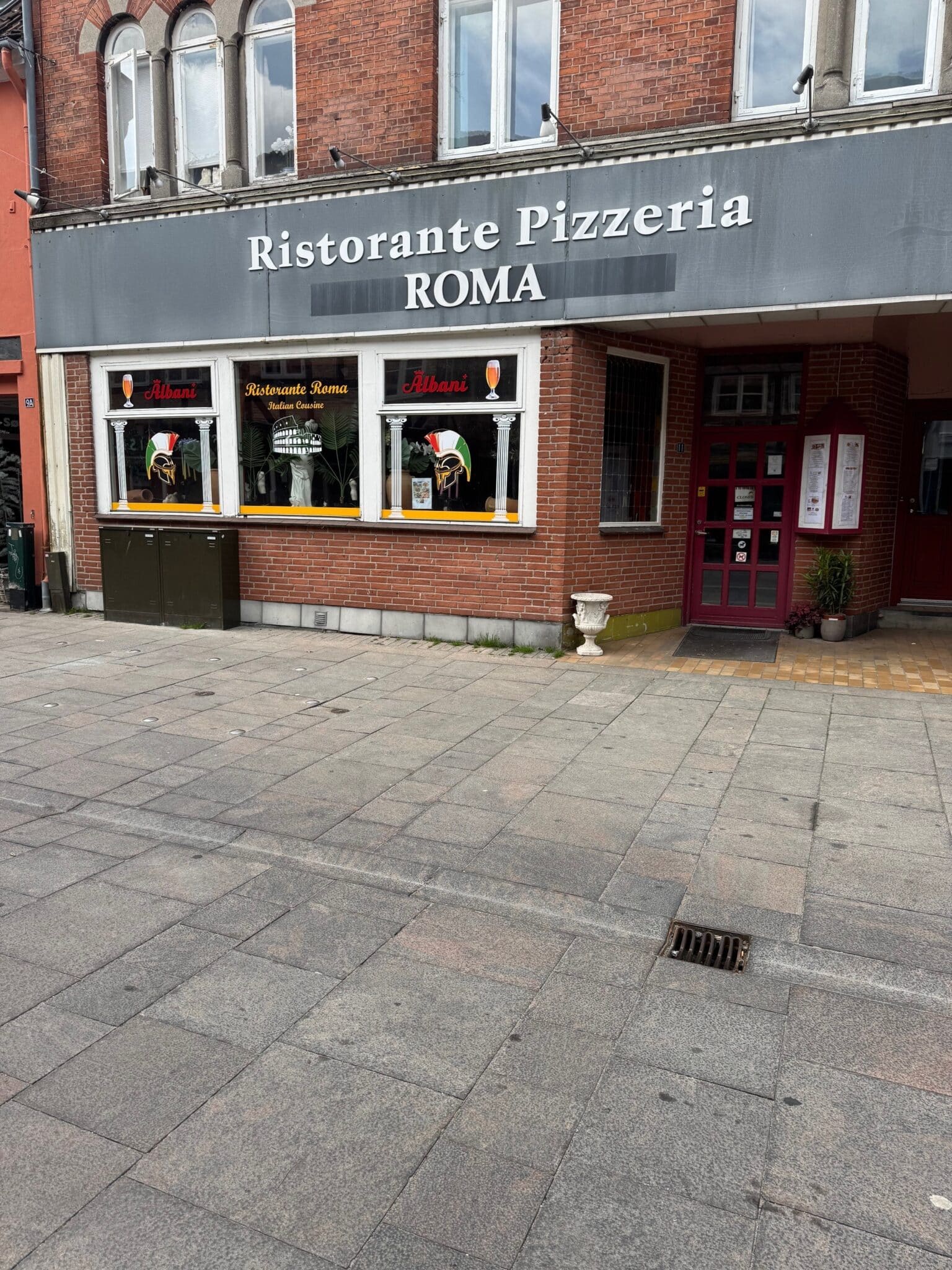 Ejendommen har en fin placering centralt i Faaborg, der i sommerhalvåret besøges af et stor antal turister.
Ejendommen har gennem årtier været anvendt til italiensk restaurant / pizzeria. Sælges omgående for dødsbo. 
Kom og gør en god handel!