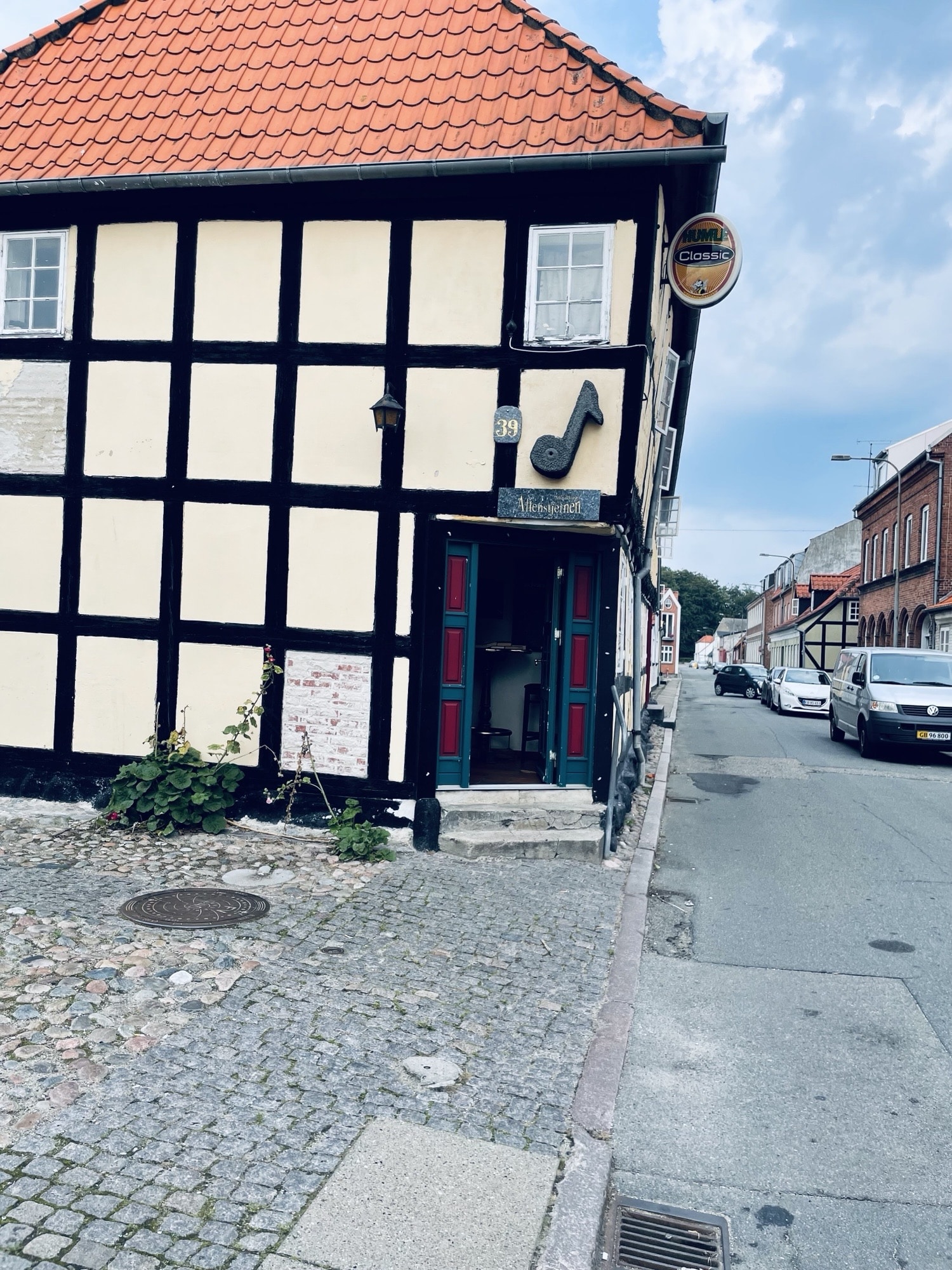 Aftenstjernen er et skønt værtshus i en fredet ejendom fra 1756. Der er tillige en stor, hyggelig gårdhave. Lejemålet er på 161 kvm + gårdhave. Den mdl. leje udgør kr. 16500. Omsætning knap kr. 3 mio. + moms.