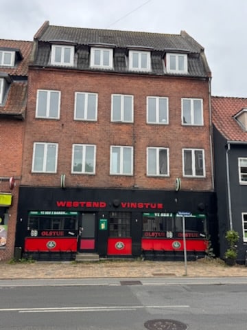 Mindre, hyggelig bodega / stamværtshus på Vesterbro bortforpagtes. Er p.t. lukket grundet forpagtningsophør. Stabilt kundepotentiale. Forpagtningsafgift pr. md.: kr. 15.000 + forbrug.
Startrabat de første 3 måneder. Der skal ikke betales noget i afståelse.