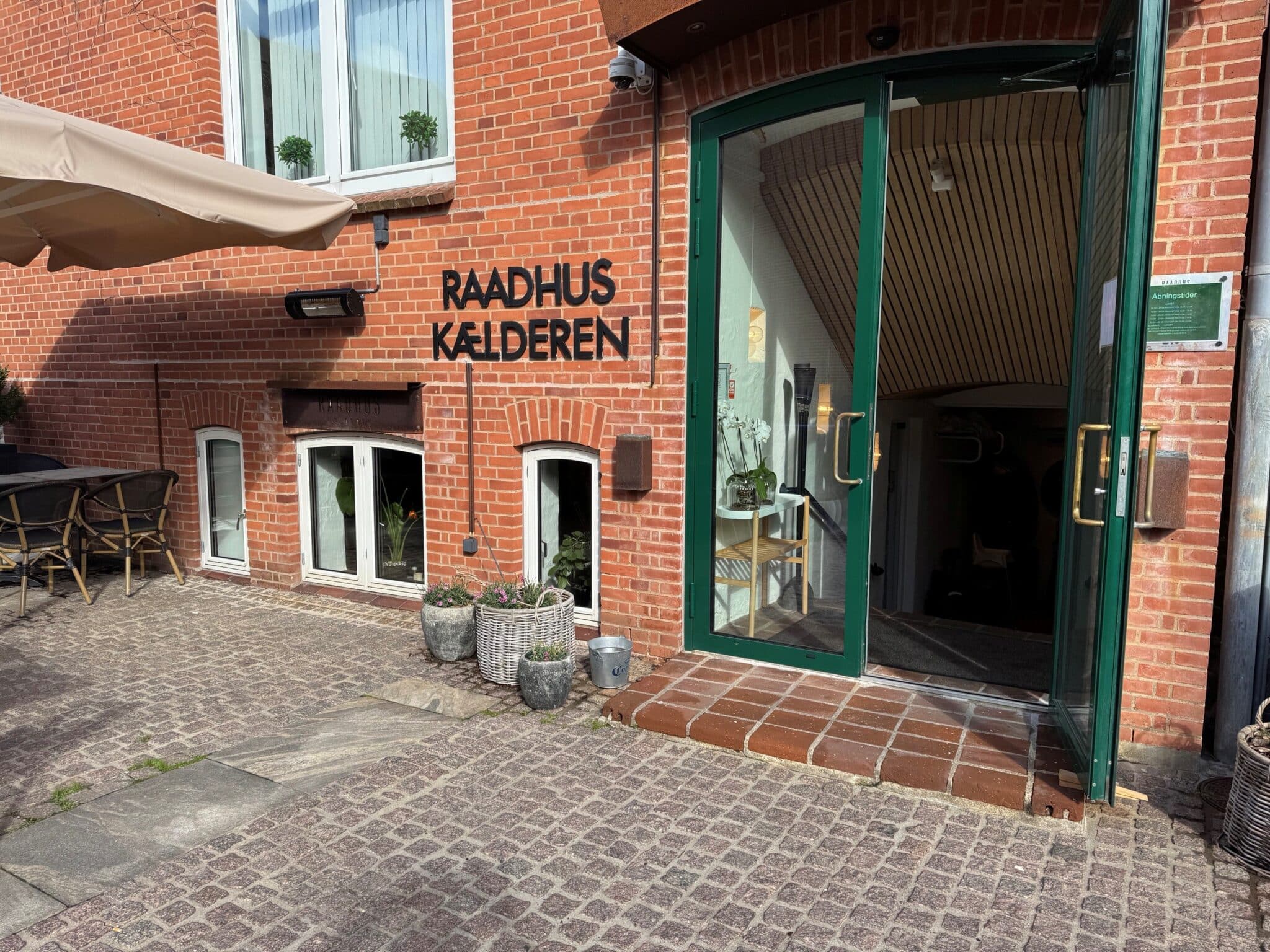 Fra den 1. januar 2026 er det muligt at overtage forpagtningen af denne dejlige forretning, da nuværende forpagter efter 9 dejlige år i Raadhuskælderen ønsker at prioritere familielivet højere.
Raadhuskælderen fremstår superhyggelig og med et flot, spritnyt køkken (2025) med stor kapacitet.
Der er á la carte restaurant, selskabs- og mødelokaler med en samlet kapacitet til mere end 100 gæs-ter. Der er tillige et udendørs serveringsareal på solsiden (overfor Holstebro Rådhus), hvor nuværende forpagter har afholdt musikarrangementer. Attraktive forpagtningsvilkår tilbydes.
Forhør nærmere om koncept og forpagtningsvilkår hos michael@bunzel.dk .