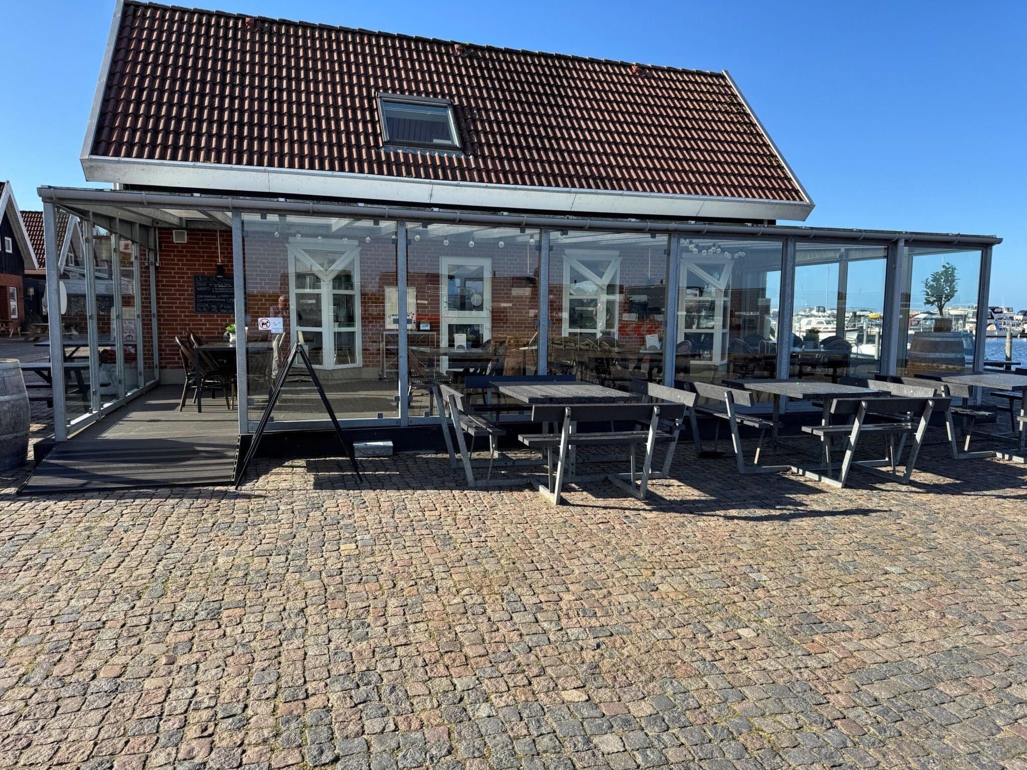 Moderne indretning. 40 pladser inde, 35 pladser i lukket veranda og ca. 70 pladser mod kajkanten. Bork Havn er et yndet turistmål, som besøges i sommerhalvåret af mange sejlere og primært danske og tyske feriegæster. Der holdes åbent ca. 5 måneder fra medio maj og indtil og med uge 42. I højsæsonen hver dag fra kl. 12-21 og i ydersæsonen i weekenderne
(12 – 17) . Sælges komplet driftsklar inkl. ejendom (erhvervsejerlejlighed), maskiner og inventar.
Mulighed for delvis finansiering.
HER HAR I MULIGHEDEN FOR AT NYDE DEN LANGE MØRKE, DANSKE VINTER UNDER SYDENS SOL