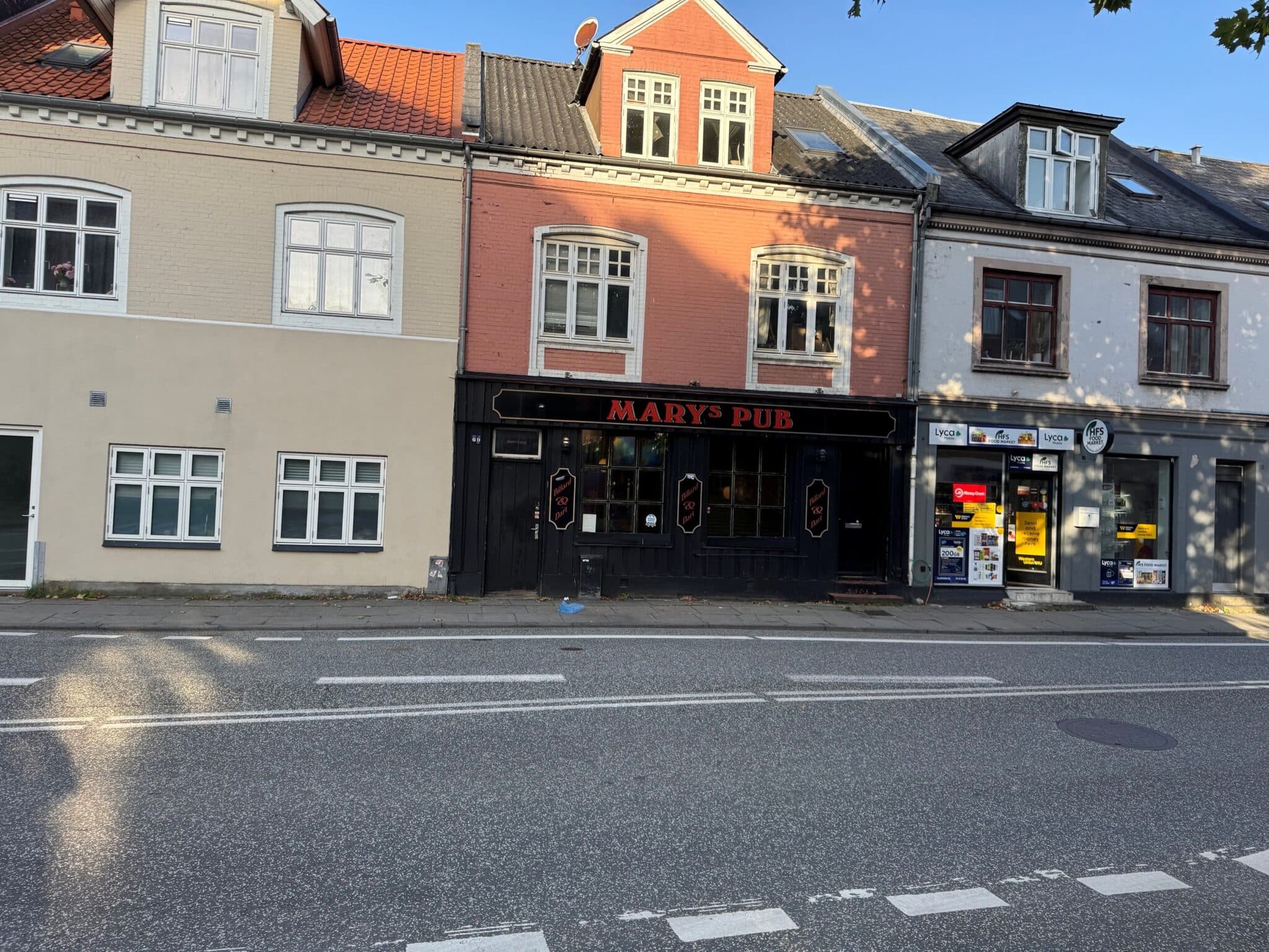 Mange ”brune værtshus” har gennem de senere år oplevet en renæssance med tilgang af det yngre publikum i aftentimerne. Mary’s Pub er et af disse værtshuse, som i dagtimerne besøges af et modent stampublikum, som i løbet af eftermiddagen og aftenen afløses af et yngre publikum, der bruger værtshusene som et alternativ til fancy og oftest noget dyrere caféer. Mary´s Pub har ca. 80 pladser fordelt i to afdelinger, hvor der i ene er billard og diverse spil samt udgang til en hyggelig gårdhave med ca. 40 pladser. Pubben er åbent dagligt fra kl. 10 – 24 og sidst på ugen indtil kl. 01 / 02. Omsætningen udgør mere end kr. 2 mio. + moms. Sælges med egne automater for kr. 565.000 eller med automater fra automatfirma for kr. 495.000. Leje pr. md. ca. kr. 20.000 + moms.